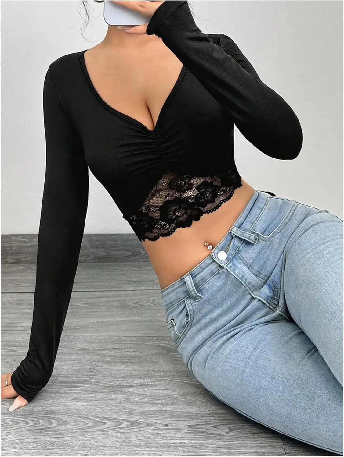 Floerns Women's Contrast Lace Ruched V Neck Long Sleeve Crop Tops Tee Shirts