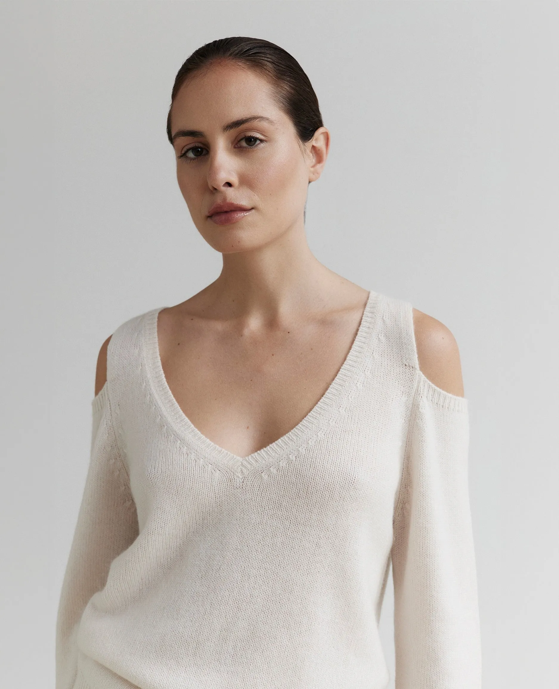 V-Pullover aus Cashmere-Mischung in Creme
